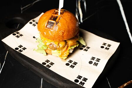 Бургер говядина и трюфельный крем