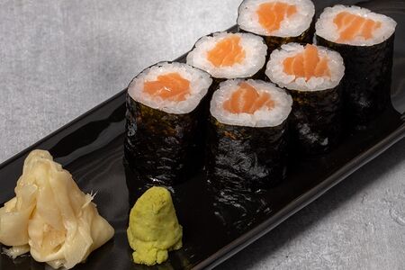 Маки с лососем