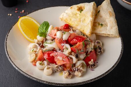 Салат с мини-кальмаром, узбекскими томатами и теплой фокаччей