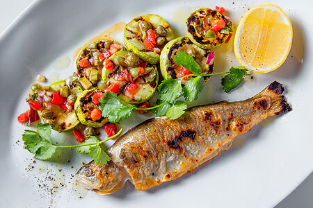 Форель с кабачком на углях