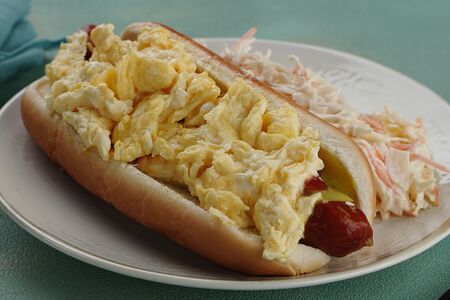 Хот-дог скрэмбл со cвинoй сосиской
