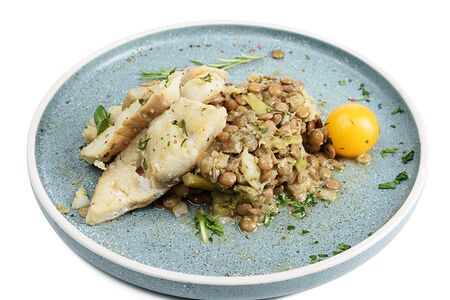 Треска припущенная с чечевицей и овощами