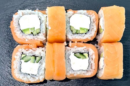 Филадельфия с огурцом и авокадо