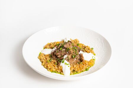 Томленный ягненок в перечном соусе с тары и греческим йогуртом