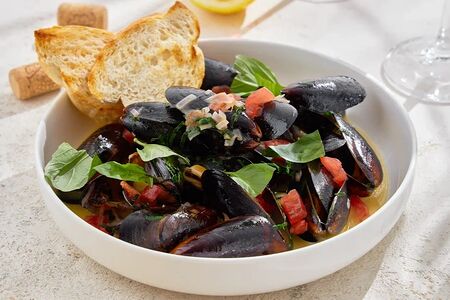 Мидии в белом вине с томатами и базиликом