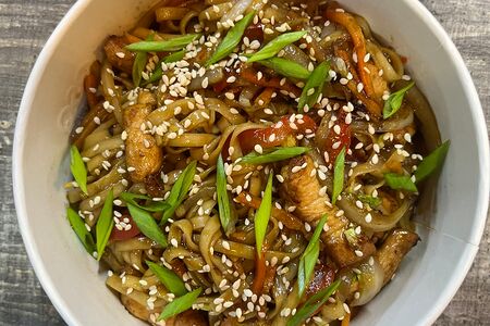 Удон с курицей и овощами