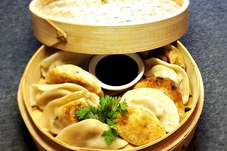 Пельмени китайские отварные со специальным соусом