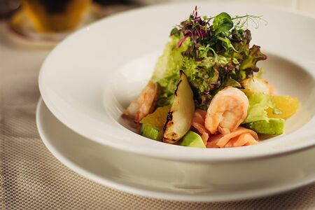 Зелёный салат с креветками и малосольным лососем