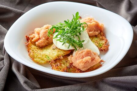 Драники с икрой минтая, сметаной и яйцом пашот