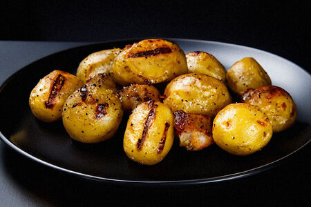 Картошка на мангале с салом