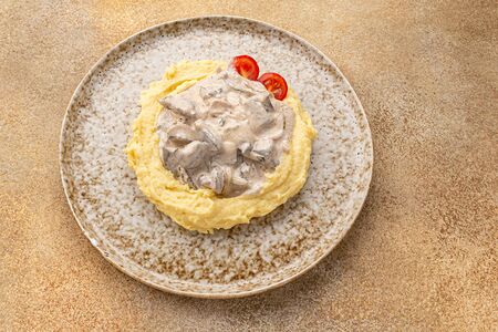 Куриная печень по-строгановски