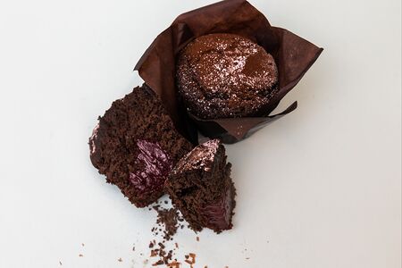 Маффин шоколадный с клубникой