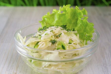 Салат капустный с огурцом и маслом