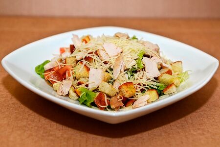 Салат Цезарь с курицей