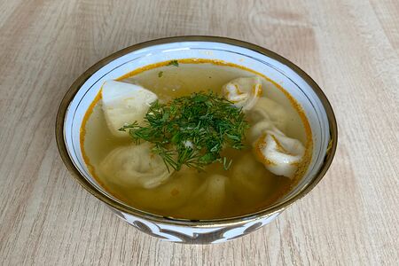 Пельмени с бульоном и сметаной