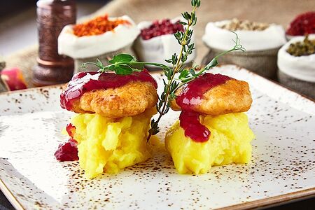 Котлеты куриные с брусничным соусом