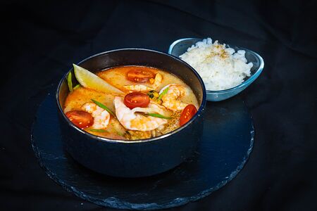 Том ям с морепродуктами