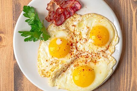 Яичница с куриной колбаской