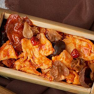 Հավ ծովային սև սնկով բամբուկի մեջ