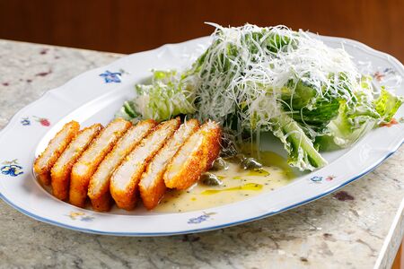 Куриная котлета с салатом цезарь