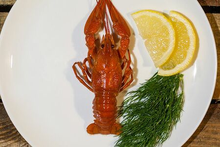 Крупные вареные раки в соусе песто