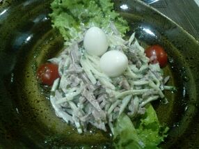 Салат из телятины с говяжьим языком и соусом из пряной зелени