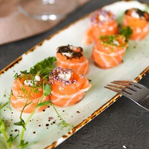 Рулетики из семги со сливочным сыром