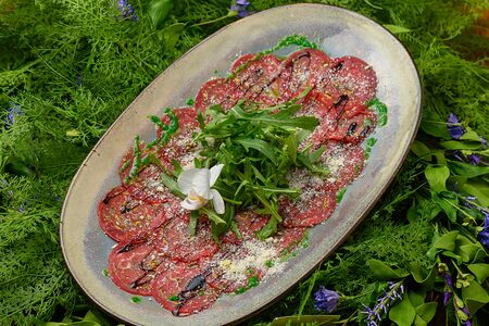 Карпаччо из телятины с рукколой и пармезаном