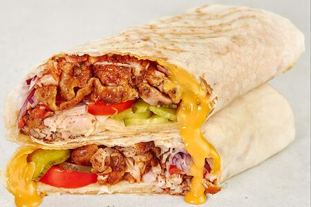 Шаурма на мангале с курицей и сыром чеддер