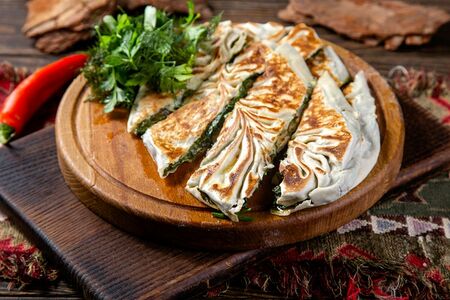 Жингялов хац с начинкой из зелени и сыра