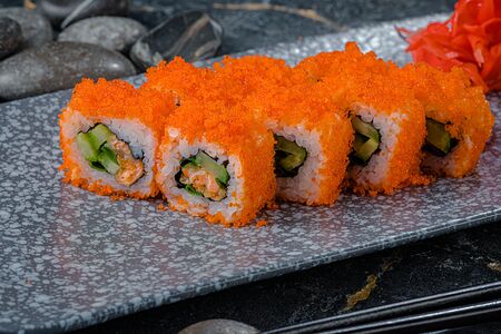 Калифорния с печеным лососем