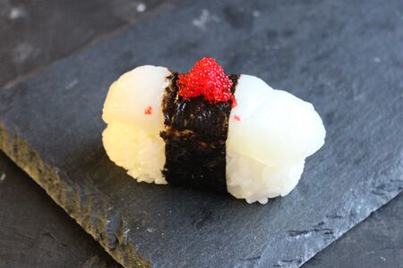 Суши с гребешком