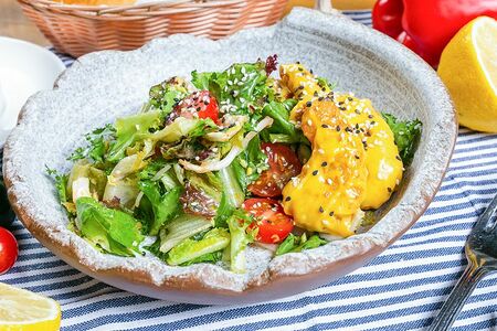 Салат с креветками карри