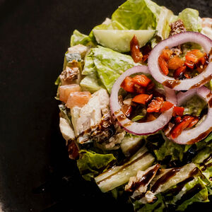 Салат с курицей и халапеньо