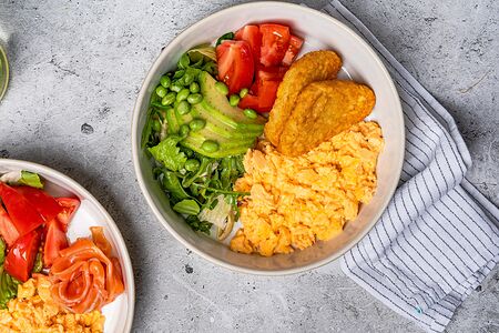 Скрэмбл-боул с хашбраунами