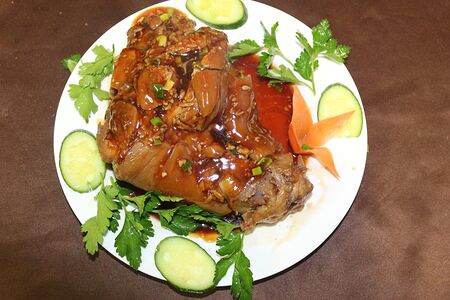 Свиная рулька в соевом соусе