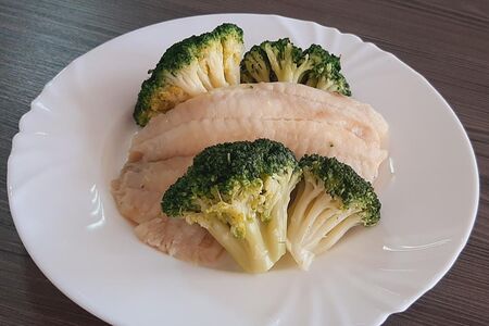 Филе окуня с брокколи на пару