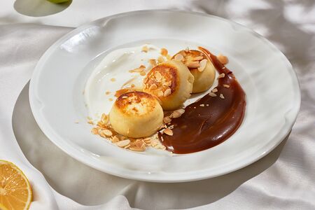 Сырники с карамельным соусом