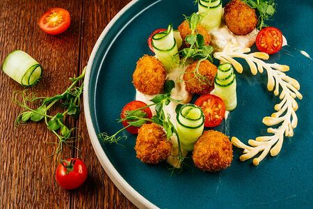 Цыбрики с ростбифом и соусом из белых грибов