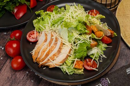 Салат Цезарь с курицей