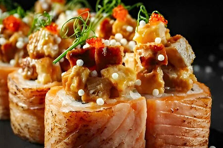 Опаленный лосось, спайси угорь и сливочный сыр