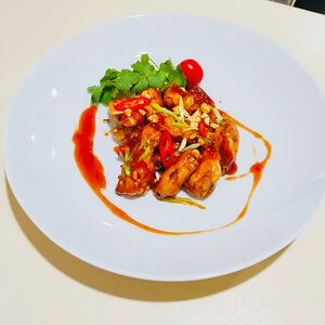 Глазированные куриные крылья с жаренным арахисом