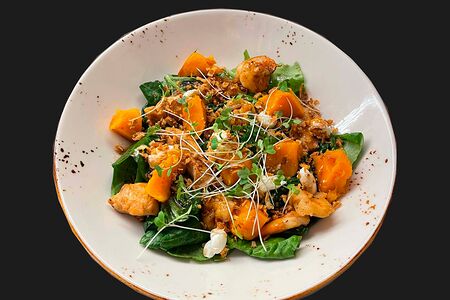 Теплый салат с тыквой, жареной креветкой и курицей