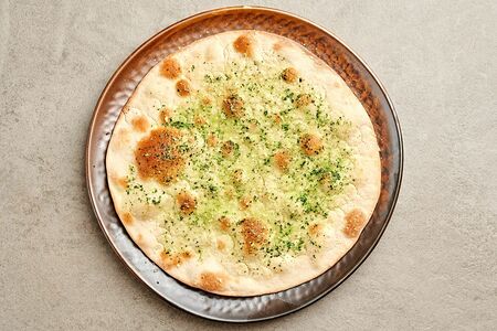 Фокачча с соусом песто и сыром пармезан