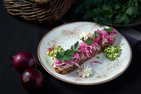 Сельдь на картофельной тортилье