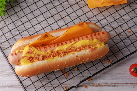 Хот-дог Сырный с говяжьей сосиской