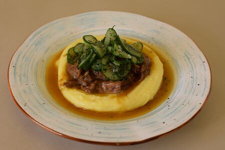 Томлёная говядина с картофельным пюре