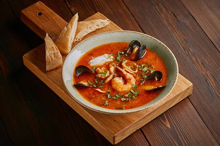 Пикантный томатный суп с морепродуктами