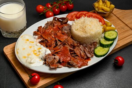 Донер Говядина с рисом на тарелке