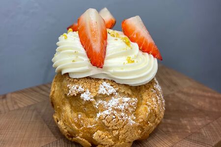 Пирожное Шу со свежей ягодой